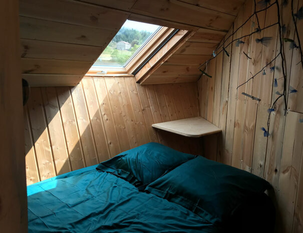 fermedevovady-hebergement-cabane-lovnid-caroussel-chambre-litdouble