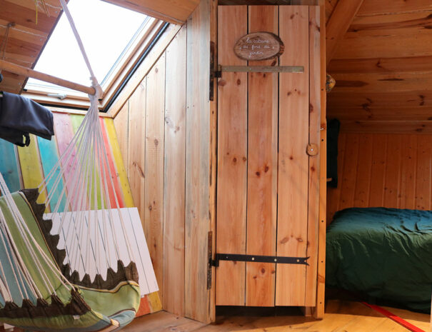 fermedevovady-hebergement-cabane-lovnid-caroussel-chambre-lithamac