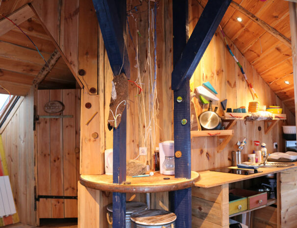 fermedevovady-hebergement-cabane-lovnid-caroussel-cuisine-2