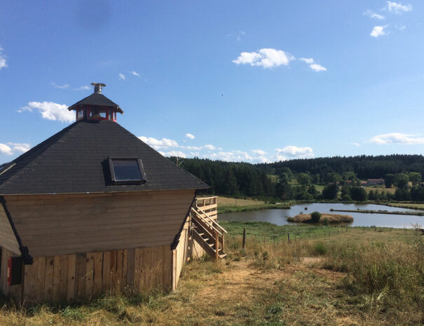 fermedevovady-hebergement-cabane-lovnid-caroussel-exterieur-8