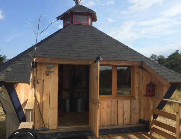 fermedevovady-hebergement-cabane-lovnid-caroussel-exterieur-9