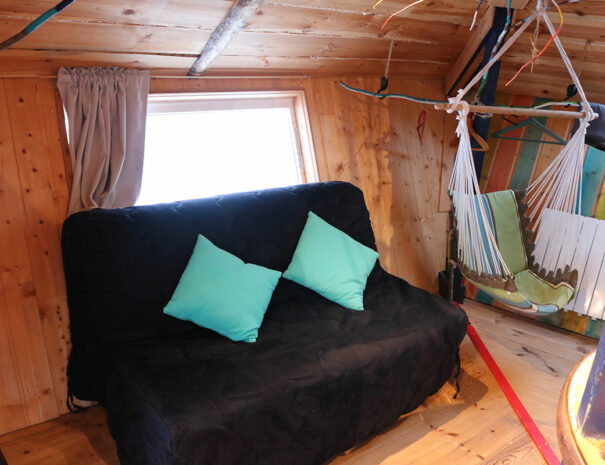 fermedevovady-hebergement-cabane-lovnid-caroussel-salle-canapelit-1
