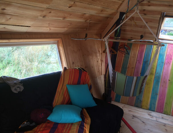 fermedevovady-hebergement-cabane-lovnid-caroussel-salle-canapelit-2