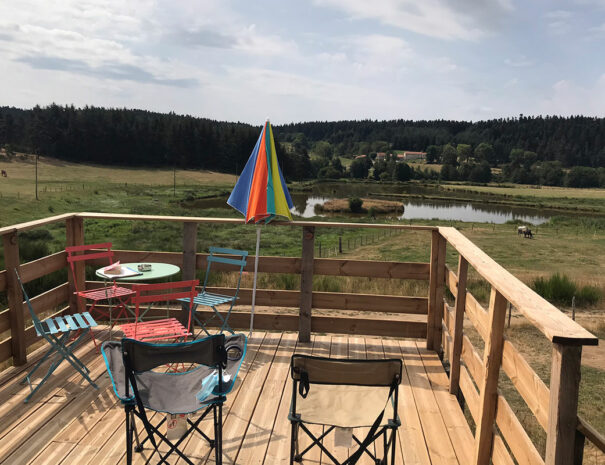 fermedevovady-hebergement-cabane-lovnid-caroussel-terrasse-1