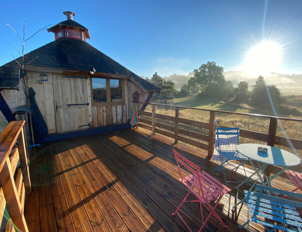 fermedevovady-hebergement-cabane-lovnid-caroussel-terrasse-2
