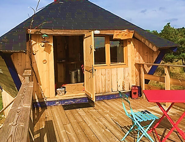 fermedevovady-hebergement-cabane-lovnid-caroussel-terrasse-3