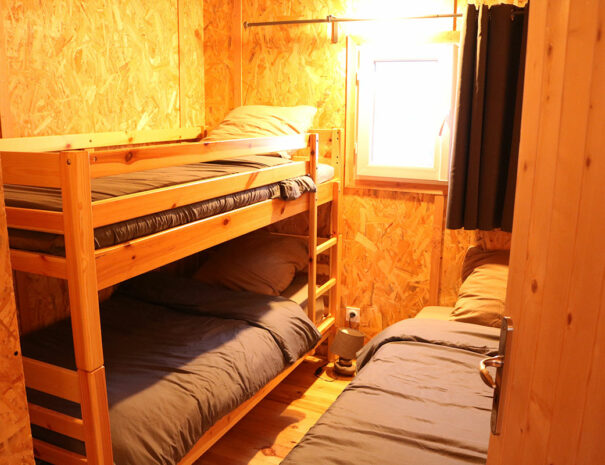 fermedevovady-hebergement-chalet-larchrysalide-caroussel-chambre-3litssimple