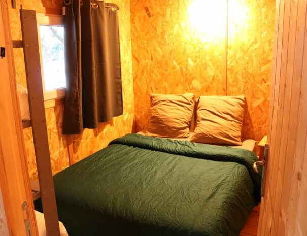 fermedevovady-hebergement-chalet-larchrysalide-caroussel-chambre-litdouble