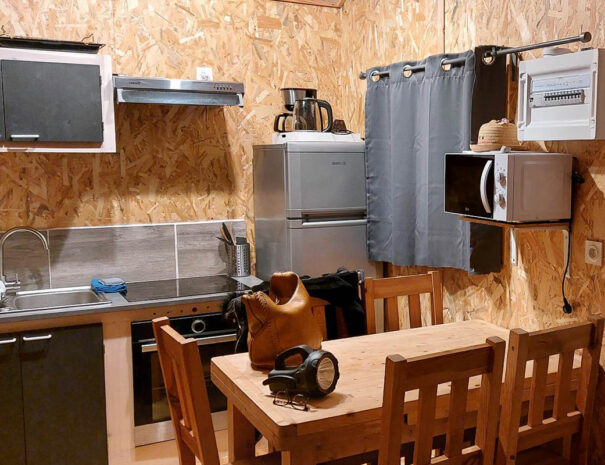 fermedevovady-hebergement-chalet-larchrysalide-caroussel-cuisine-1