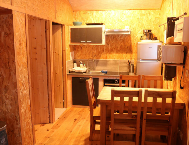 fermedevovady-hebergement-chalet-larchrysalide-caroussel-cuisine-2