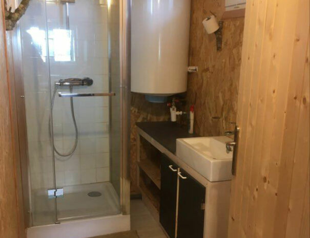 fermedevovady-hebergement-chalet-larchrysalide-caroussel-douche