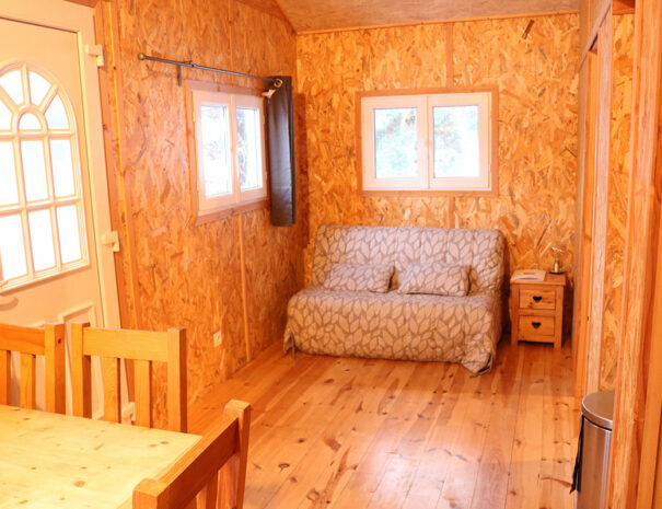 fermedevovady-hebergement-chalet-larchrysalide-caroussel-salle-canapelit