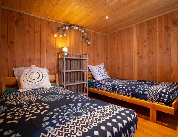 fermedevovady-hebergement-chalet-larosedesvents-caroussel-chambre-2litssimple