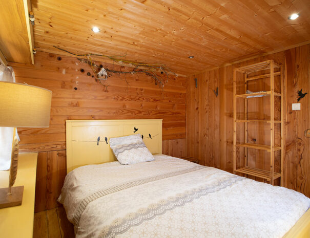 fermedevovady-hebergement-chalet-larosedesvents-caroussel-chambre-litdouble