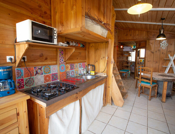 fermedevovady-hebergement-chalet-larosedesvents-caroussel-cuisine-1