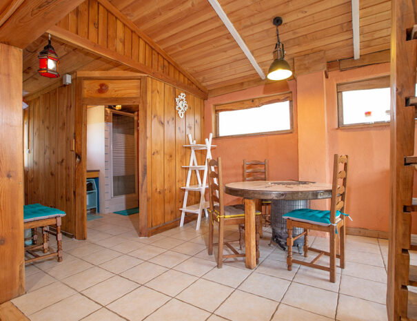 fermedevovady-hebergement-chalet-larosedesvents-caroussel-salle