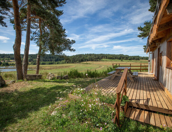 fermedevovady-hebergement-chalet-larosedesvents-caroussel-terrasse-1