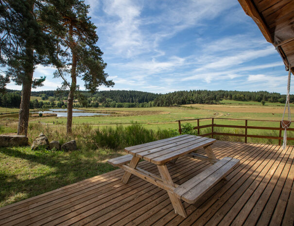 fermedevovady-hebergement-chalet-larosedesvents-caroussel-terrasse-2