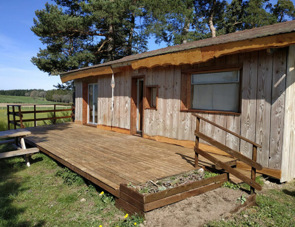 fermedevovady-hebergement-chalet-larosedesvents-caroussel-terrasse-3