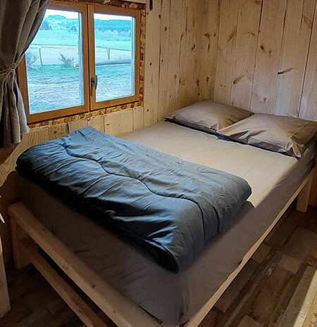fermedevovady-hebergement-chalet-lemeleze-caroussel-chambre-litdouble