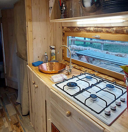 fermedevovady-hebergement-chalet-lemeleze-caroussel-cuisine-1