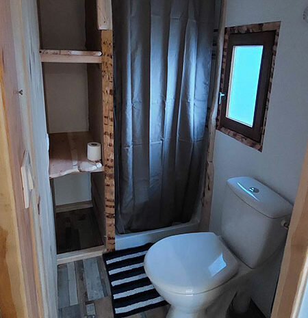 fermedevovady-hebergement-chalet-lemeleze-caroussel-douche