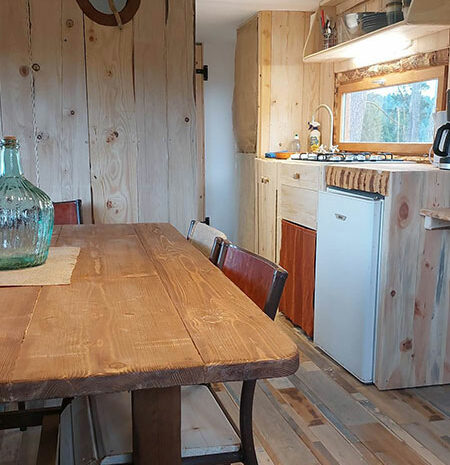 fermedevovady-hebergement-chalet-lemeleze-caroussel-salle