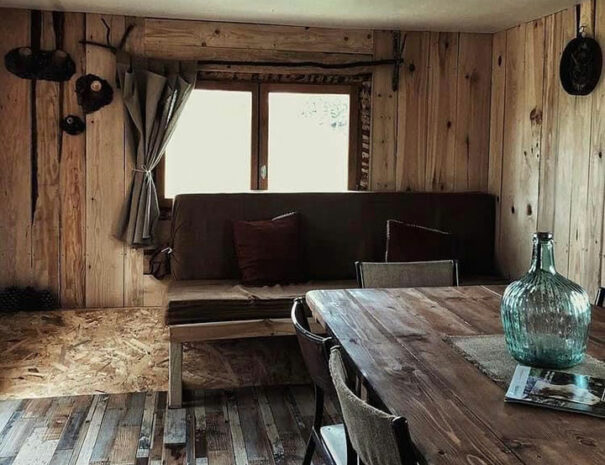 fermedevovady-hebergement-chalet-lemeleze-caroussel-salon