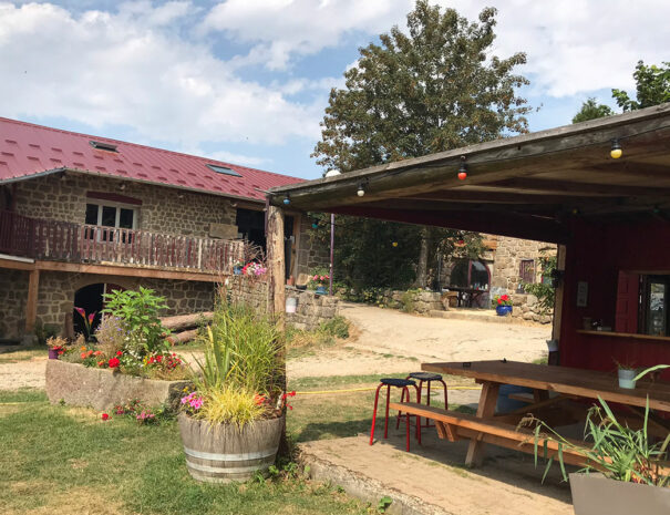 fermedevovady-hebergement-gite-caroussel-exterieur