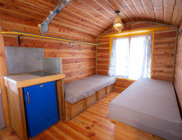 fermedevovady-hebergement-roulotte-laboheme-caroussel-chambre-2litssimple-1