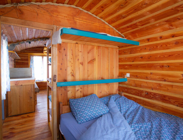 fermedevovady-hebergement-roulotte-laboheme-caroussel-chambre-litdouble-1