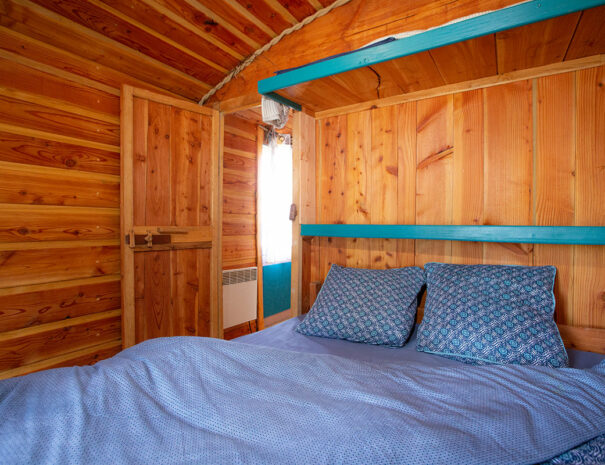 fermedevovady-hebergement-roulotte-laboheme-caroussel-chambre-litdouble-2