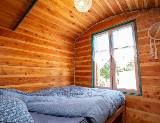 fermedevovady-hebergement-roulotte-laboheme-caroussel-chambre-litdouble-3