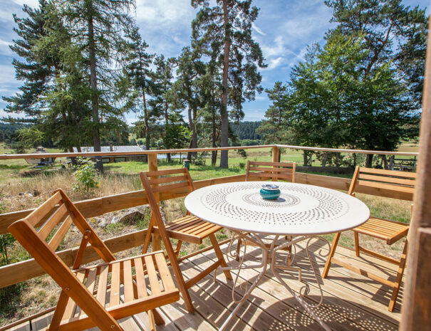 fermedevovady-hebergement-roulotte-laboheme-caroussel-terrasse-1