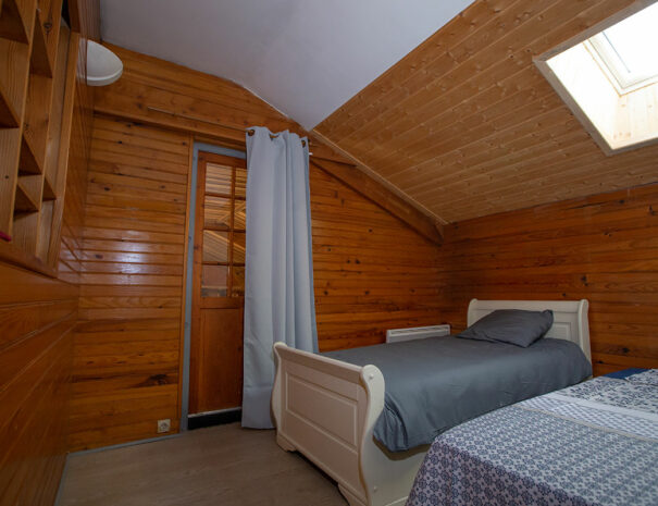 fermedevovady-hebergement-studio-caroussel-chambre-2litssimple